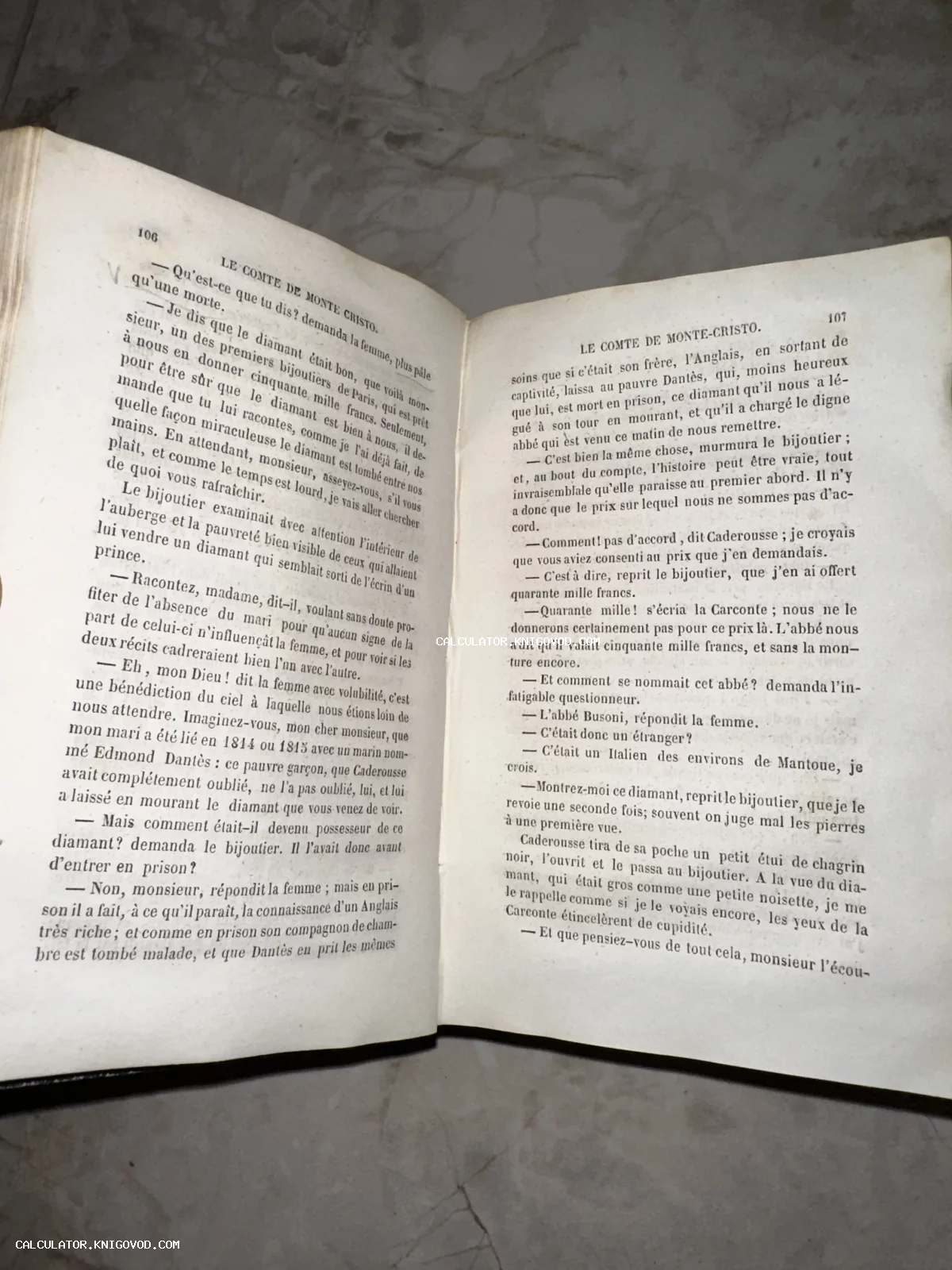 Разворот старинной книги Александра Дюма «Граф Монте-Кристо» на французском языке с пожелтевшими страницами.