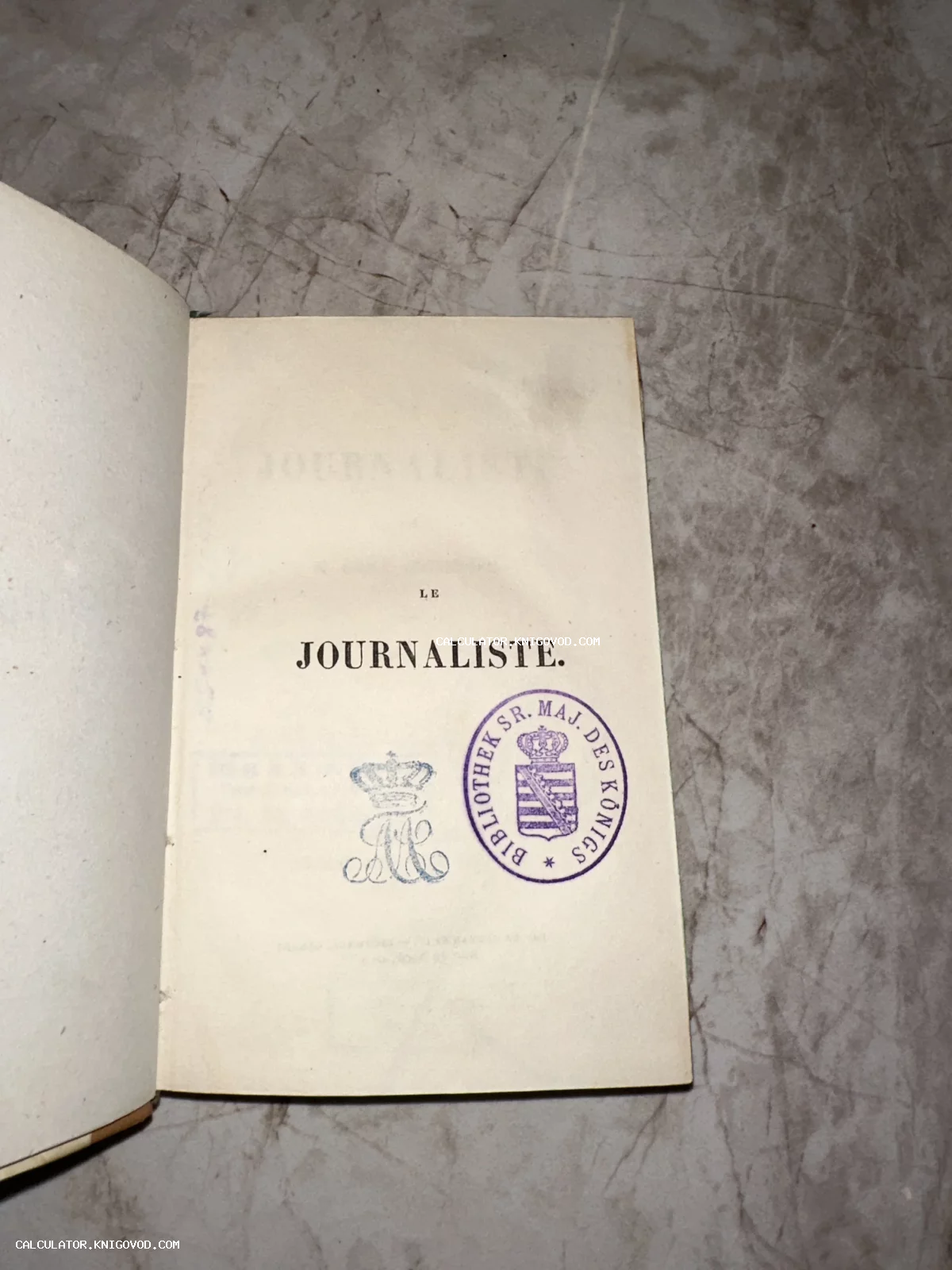 Титульный лист старинной книги Le Journaliste с синими печатями королевской библиотеки и вензелем под короной