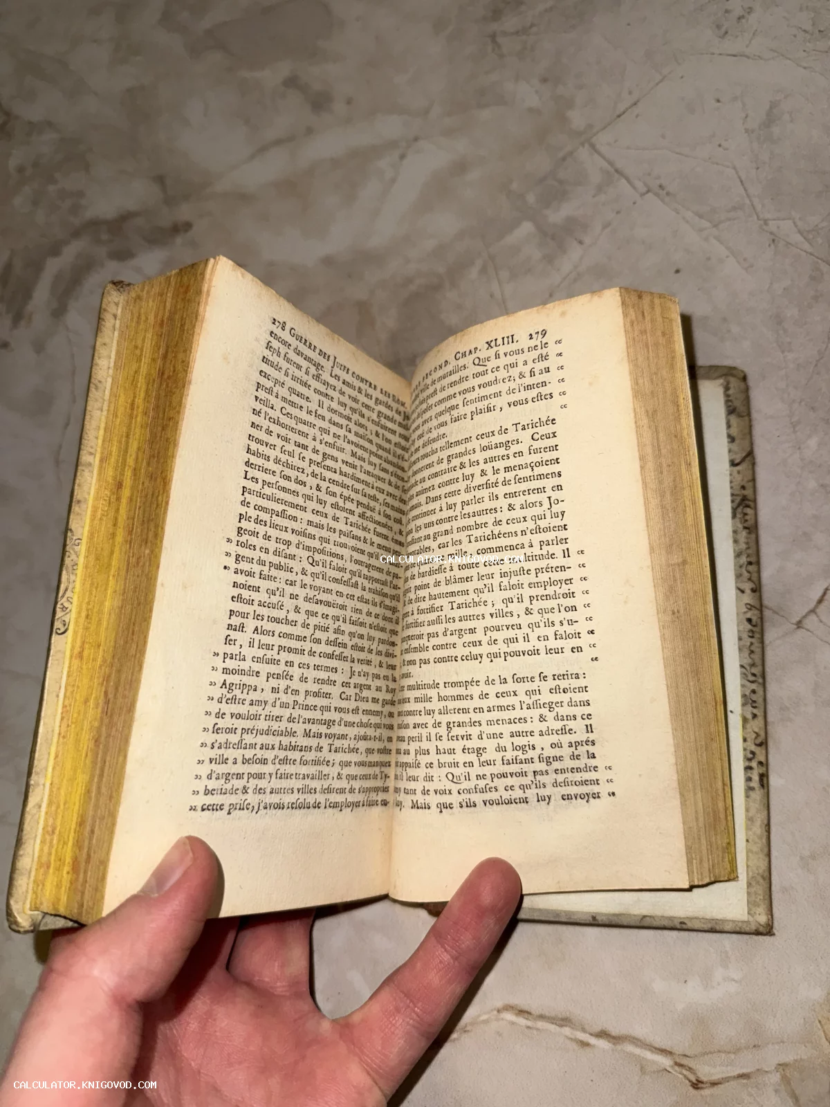 Разворот старинной французской книги с пожелтевшими страницами и антикварным шрифтом.