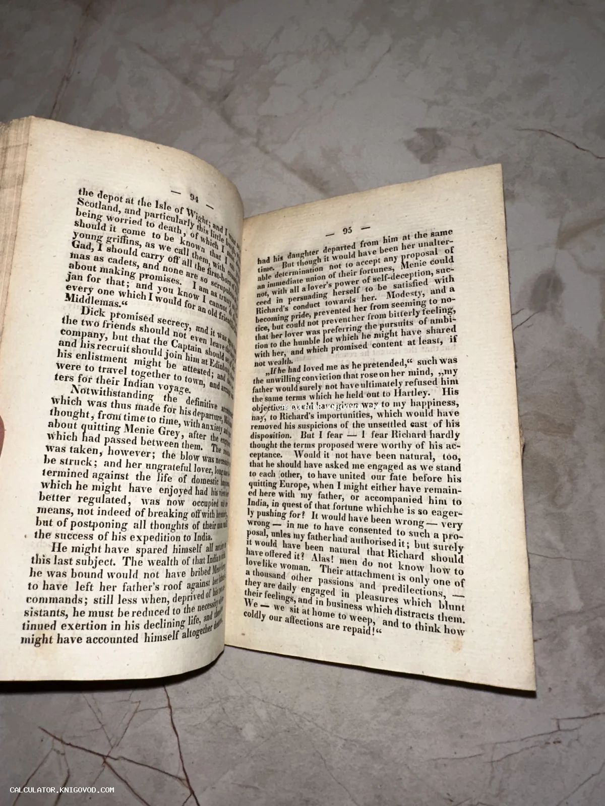 Разворот антикварной книги на английском языке с пожелтевшими страницами и винтажной типографикой.