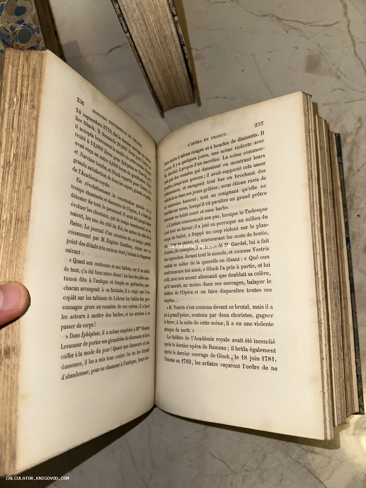 Разворот старинной французской книги с текстом об истории оперы и театра XVIII века.