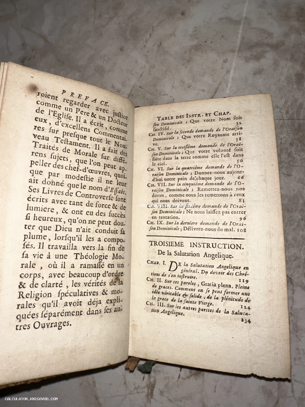 Разворот антикварной книги на французском языке с текстом о теологии на пожелтевшей бумаге.