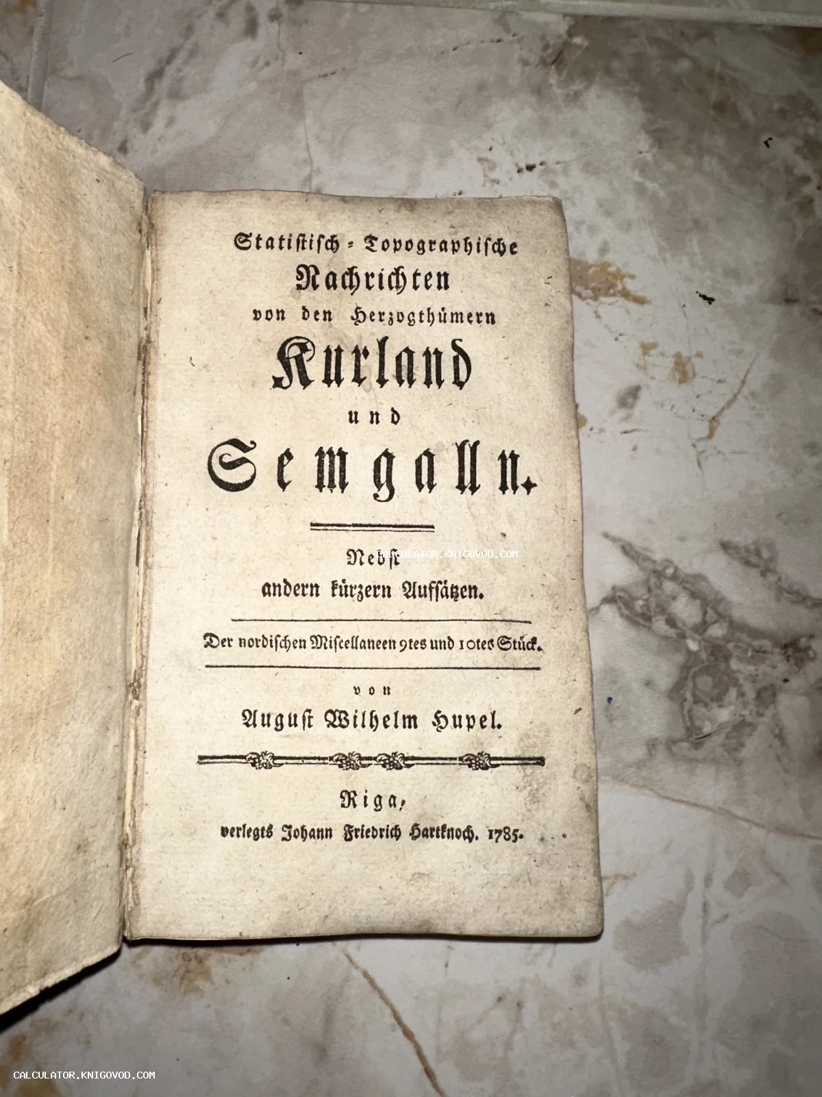 Титульный лист антикварной книги 1785 года об истории и географии Курляндии и Семигалии на немецком языке.