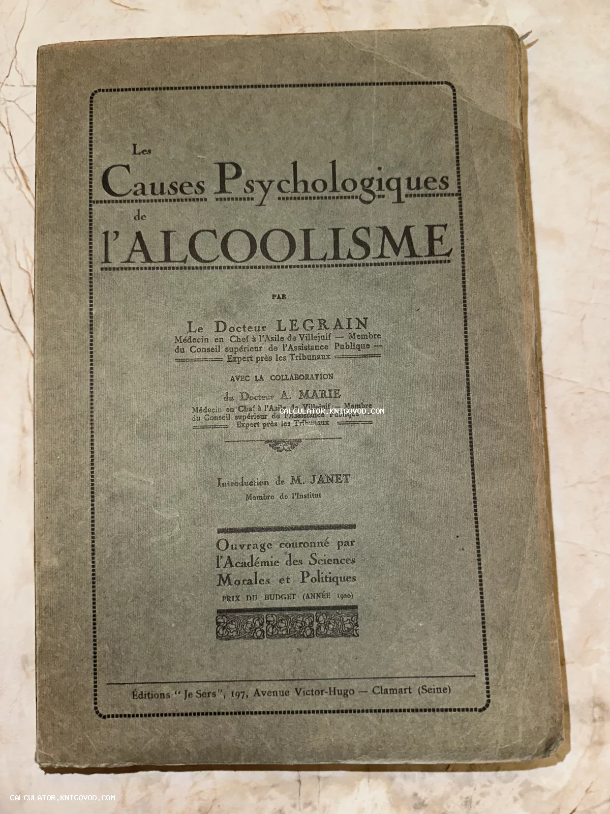 Старинная книга на французском языке доктора Легрена под названием Les Causes Psychologiques de l'ALCOOLISME в мягком сером переплете.