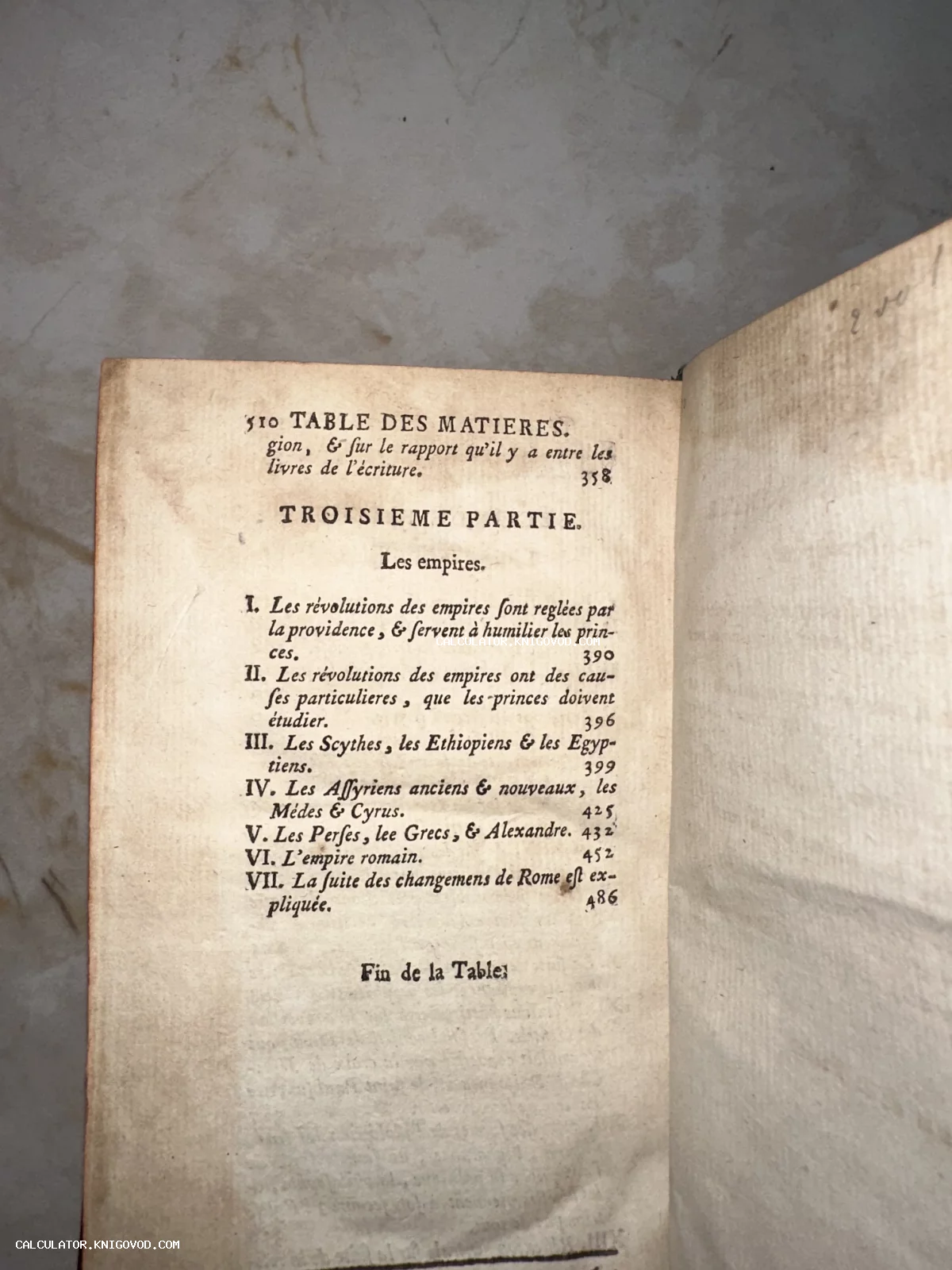 Страница старинной книги на французском языке с заголовком Table des Matieres и перечнем глав о древних империях.