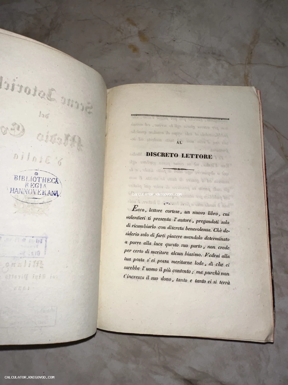 Разворот старинной книги на итальянском языке с синим штампом Bibliotheca Regia Hannoverana на форзаце.