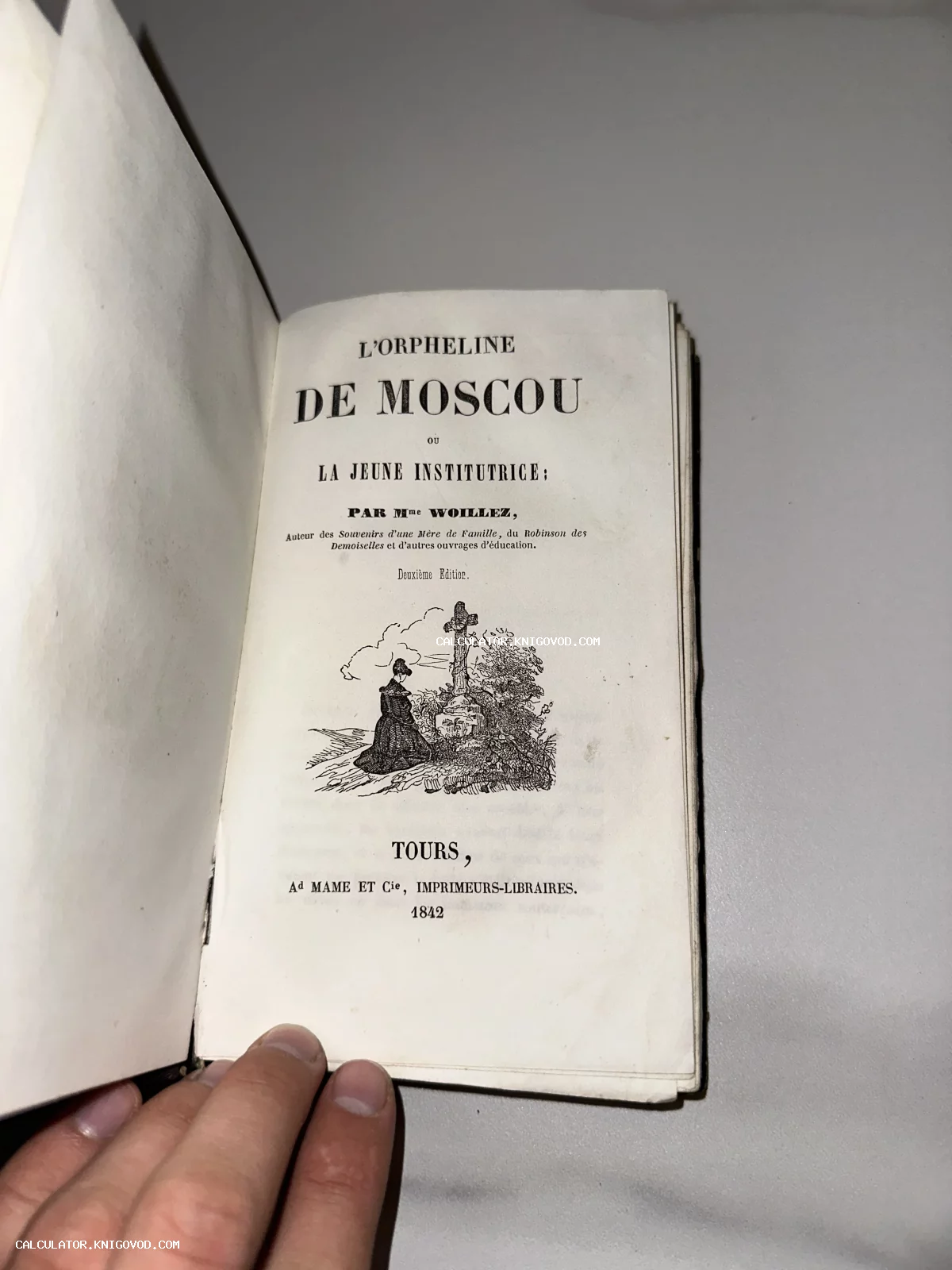 Титульный лист старинной французской книги 'L'Orpheline de Moscou' с гравированной иллюстрацией женщины, молящейся у креста.