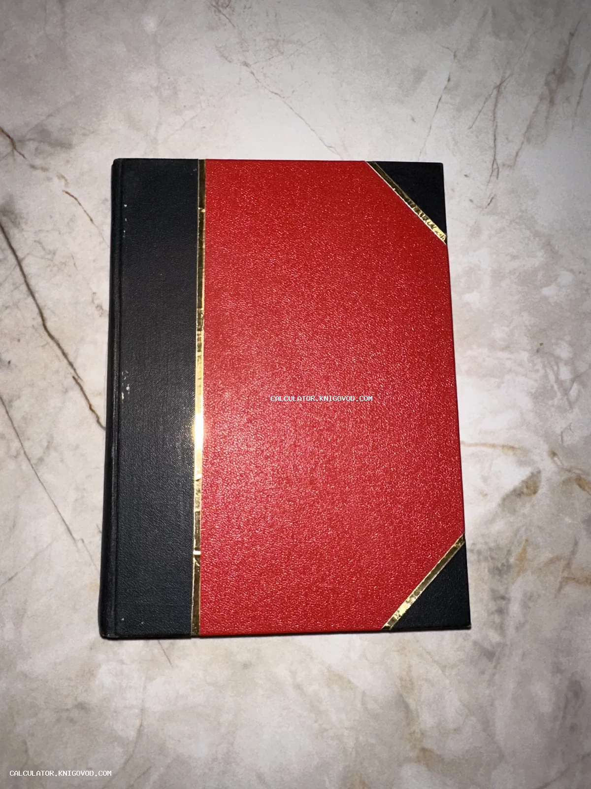 Книга в твердом переплете с красной фактурной обложкой, черным корешком и золотыми разделительными линиями.