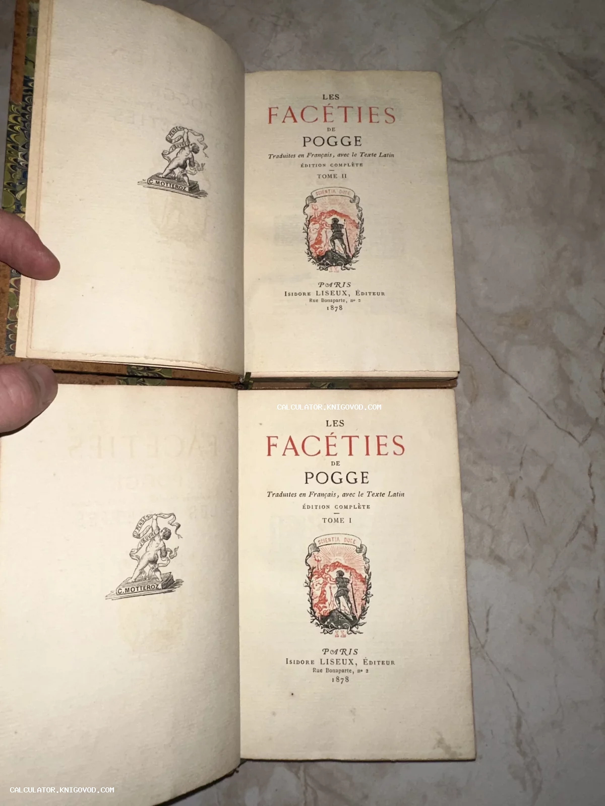 Разворот двух томов антикварного издания «Les Faceties de Pogge» с титульными листами и издательскими марками.