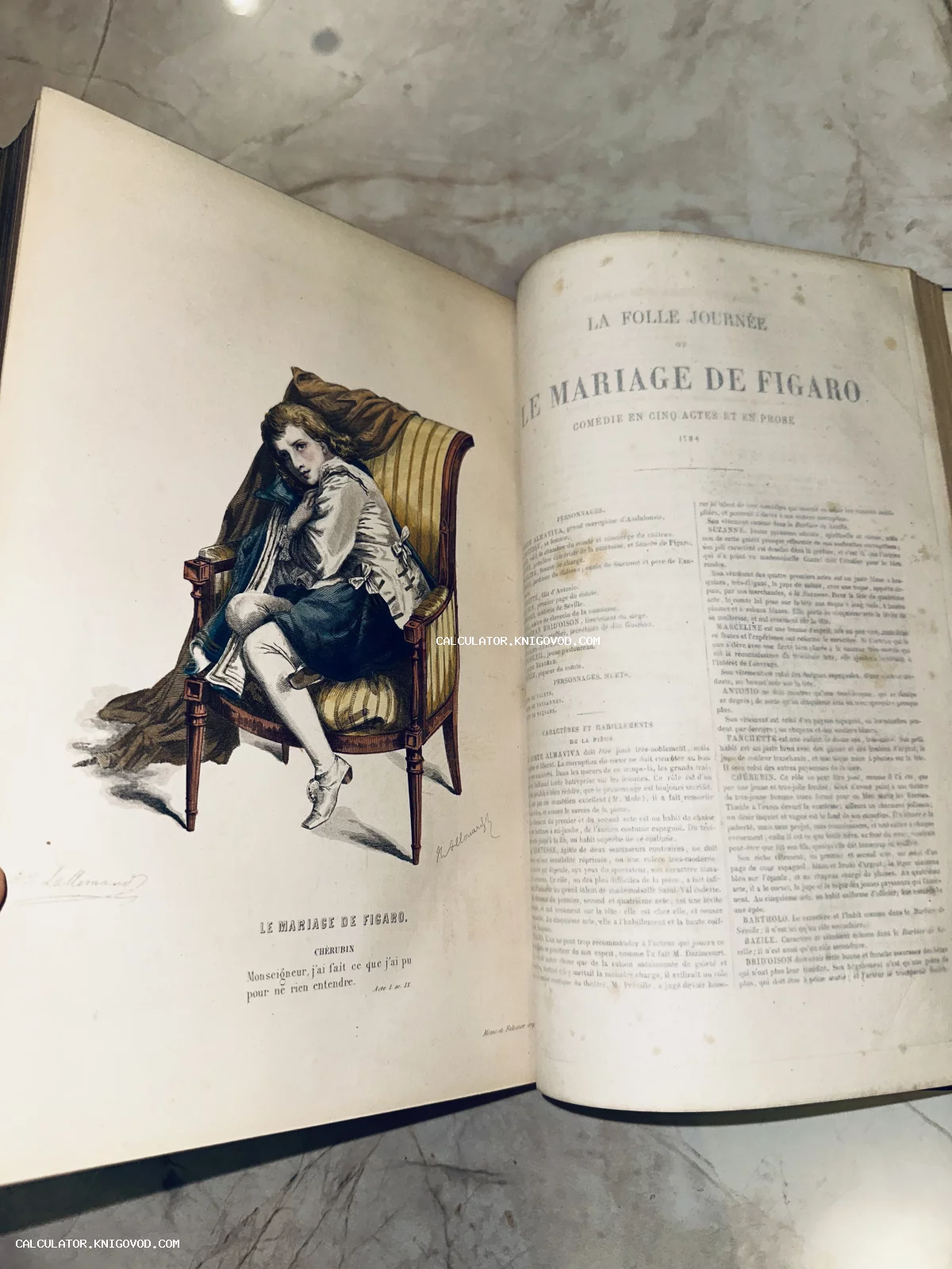 Разворот старинной книги с цветной раскрашенной гравюрой персонажа Керубино и текстом комедии «Безумный день, или Женитьба Фигаро».