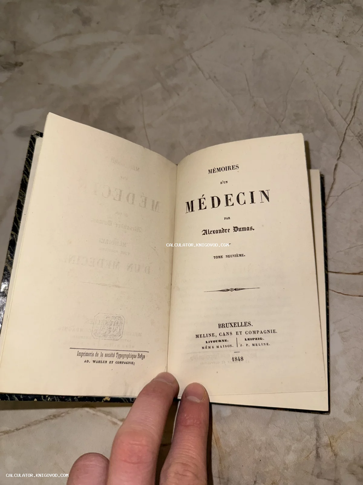 Разворот титульного листа антикварной книги Александра Дюма 'Memoires d'un Medecin', изданной в Брюсселе в 1848 году.