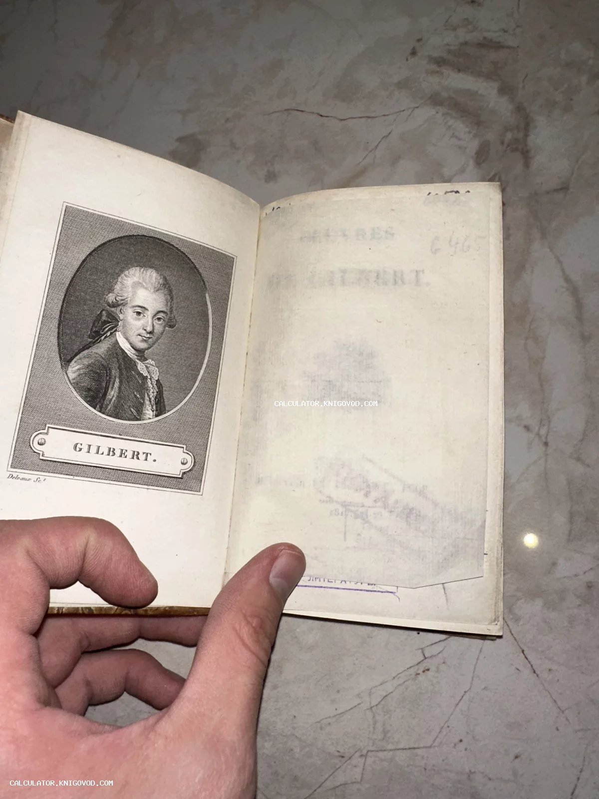 Разворот старинной книги с гравированным портретом французского поэта Жильбера на фронтисписе.