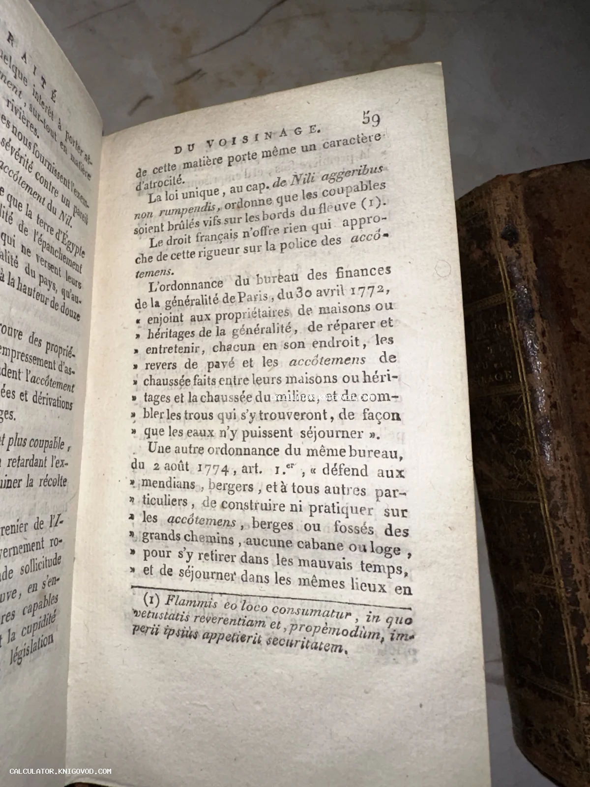 Разворот антикварной книги на французском языке с текстом указов 1772 и 1774 годов на пожелтевшей бумаге.