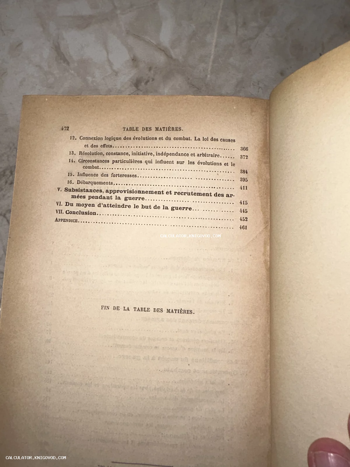 Страница старинной книги с оглавлением на французском языке, напечатанная на пожелтевшей бумаге.