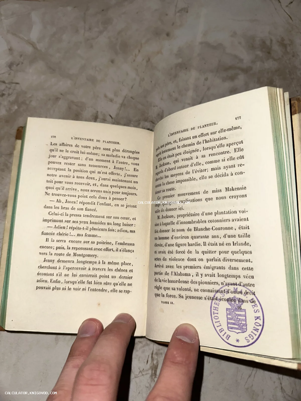 Разворот старинной французской книги с текстом и фиолетовым библиотечным штампом на странице 177.