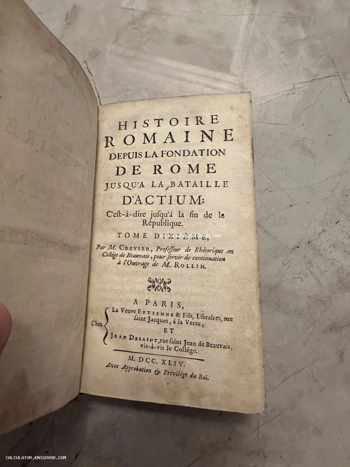 Титульный лист антикварной книги Histoire Romaine на французском языке, изданной в Париже в 1744 году.