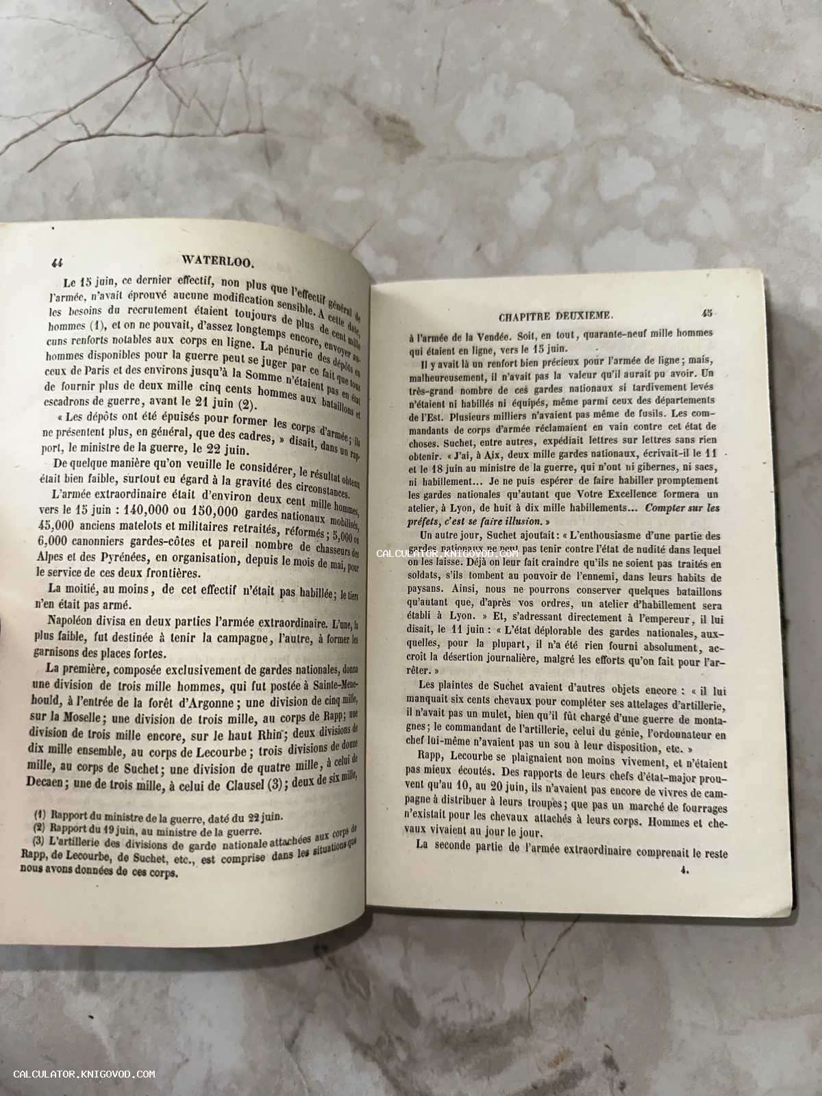 Разворот старинной книги с текстом на французском языке и заголовком Waterloo. Пожелтевшие страницы с печатным текстом и сносками.