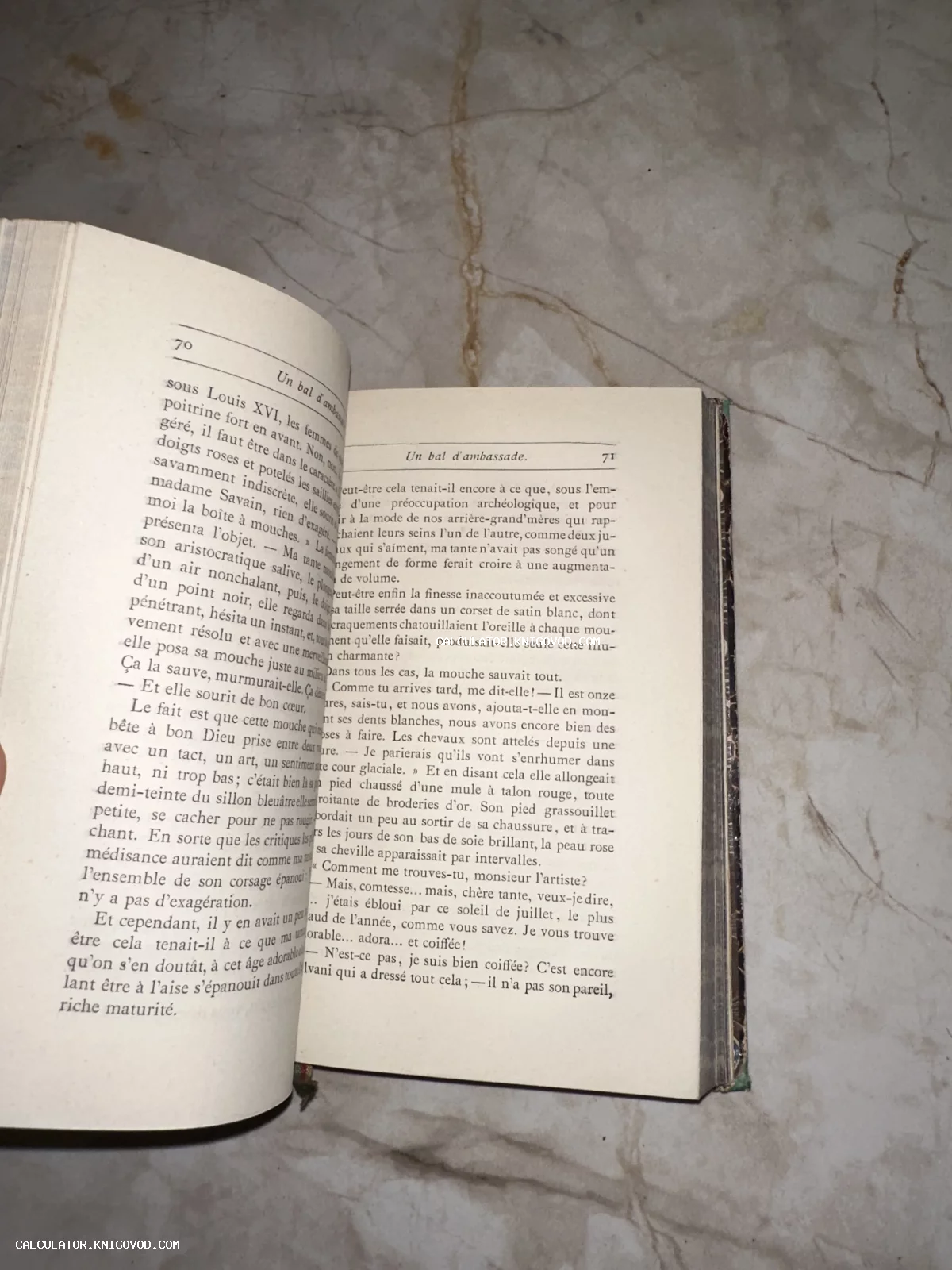 Открытый разворот антикварной книги на французском языке со страницами 70 и 71, заголовок главы Un bal d'ambassade.