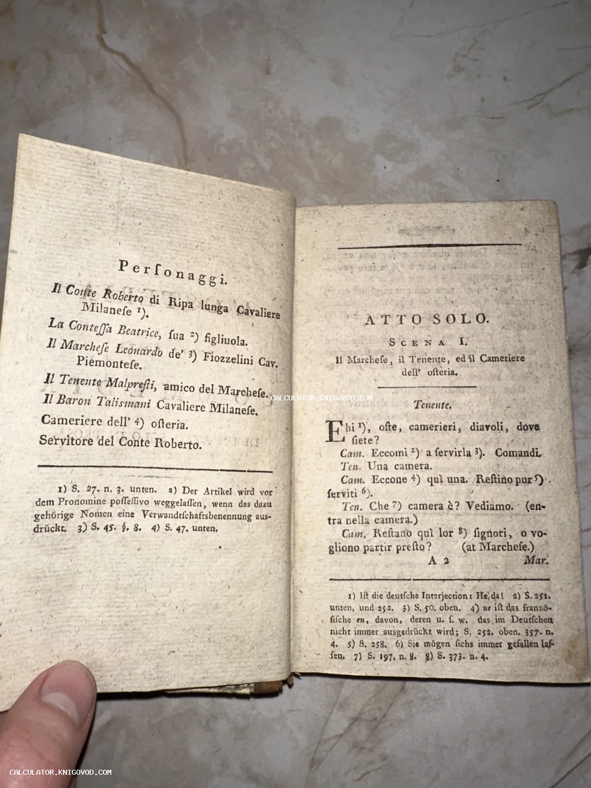 Разворот антикварной книги на итальянском языке со списком действующих лиц и текстом первой сцены.