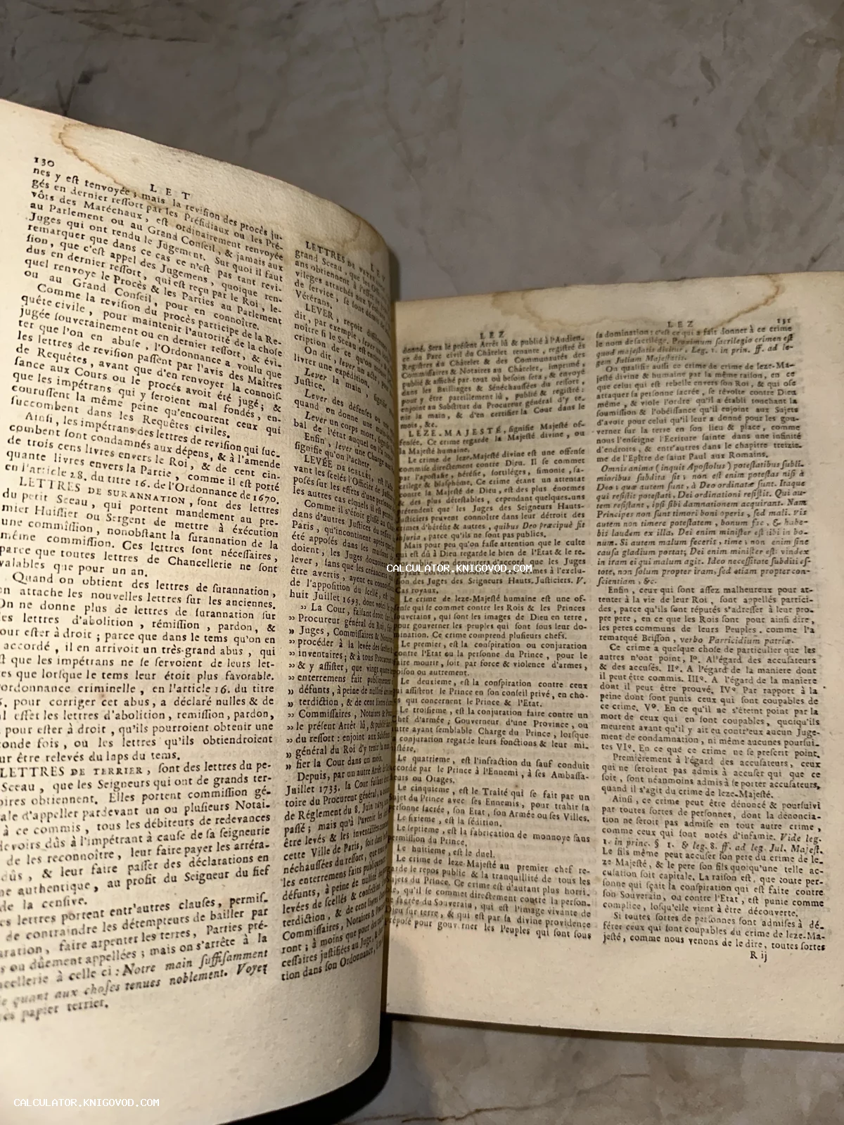 Разворот антикварной книги на французском языке с пожелтевшими от времени страницами и классическим типографским шрифтом.