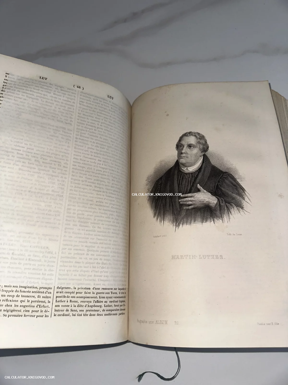Разворот открытой старинной книги с литографическим портретом Мартина Лютера и биографическим текстом на французском языке.