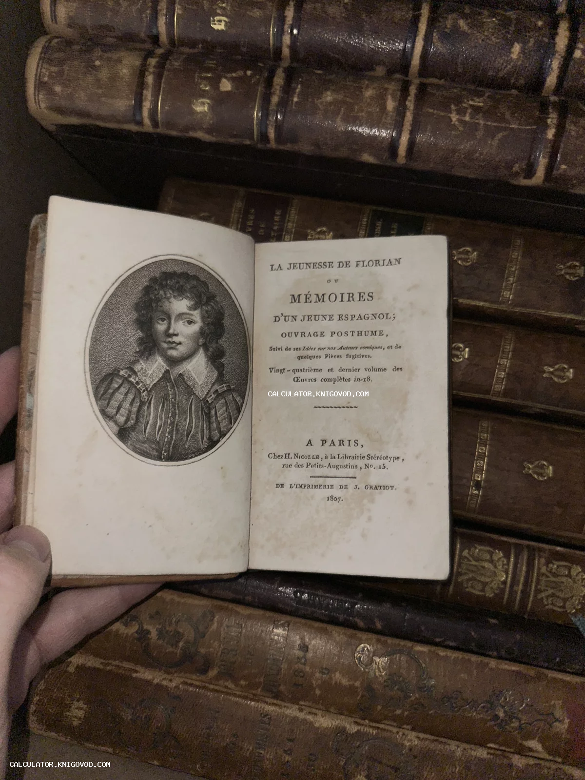 Разворот старинной книги начала XIX века с гравированным портретом юноши на фронтисписе и титульным листом на французском языке.