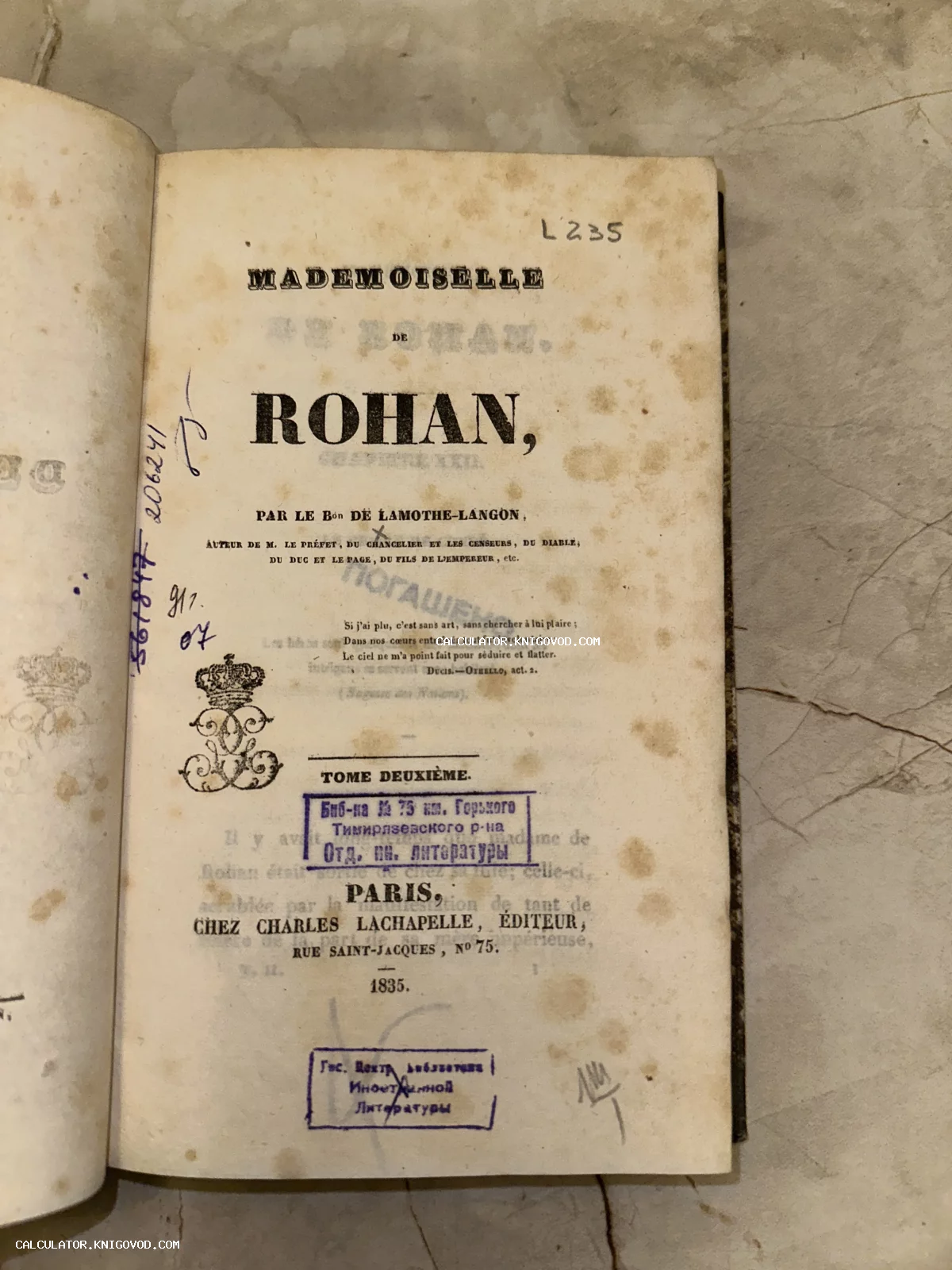 Титульный лист старинной книги 1835 года на французском языке с библиотечными штампами и следами патины.