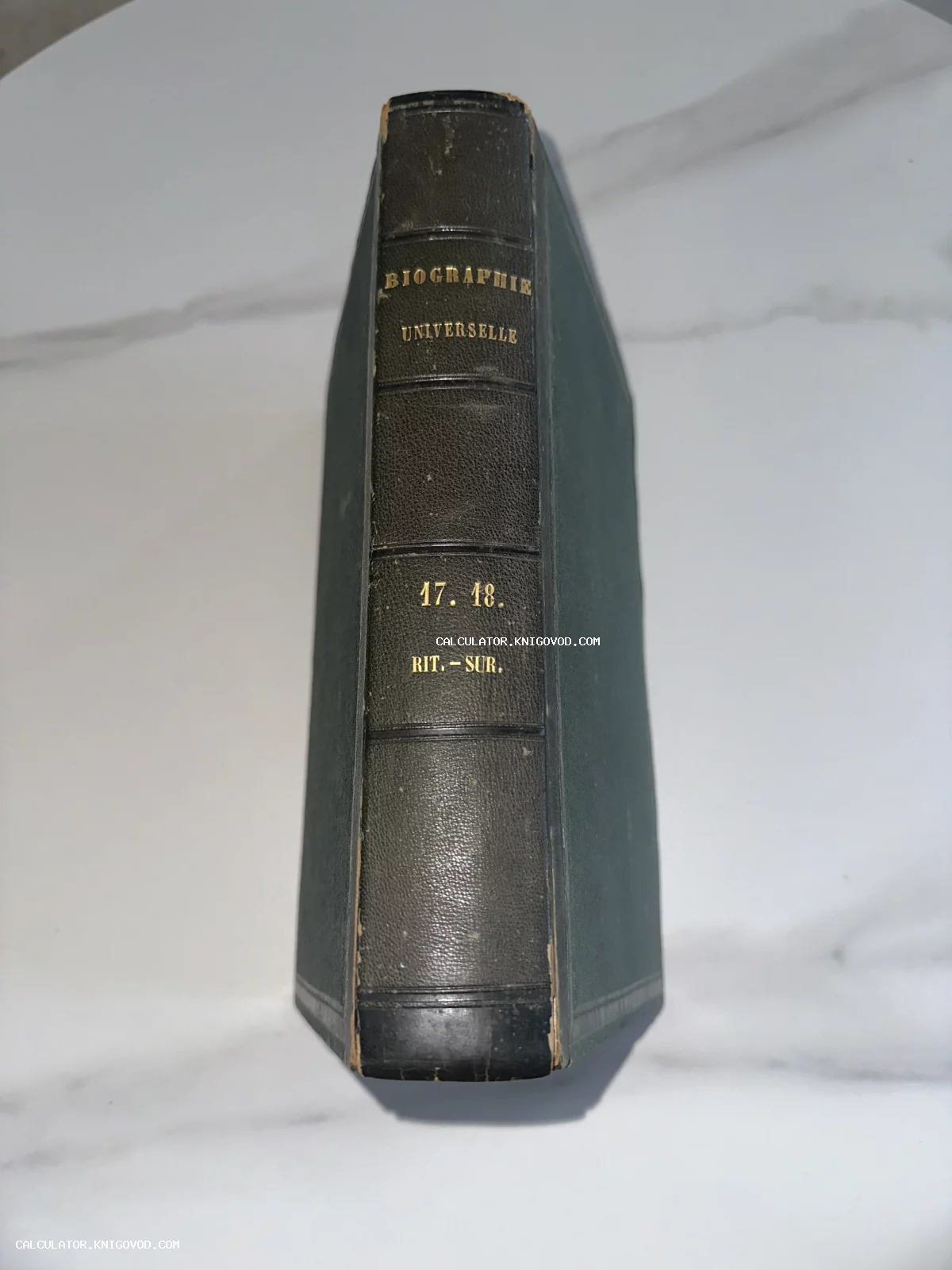 Корешок старинной книги Biographie Universelle в кожаном переплете с золотым тиснением