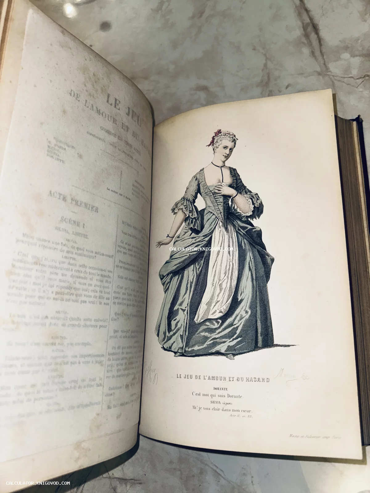 Разворот старинной книги с цветной гравюрой женщины в пышном платье XVIII века и французским текстом.