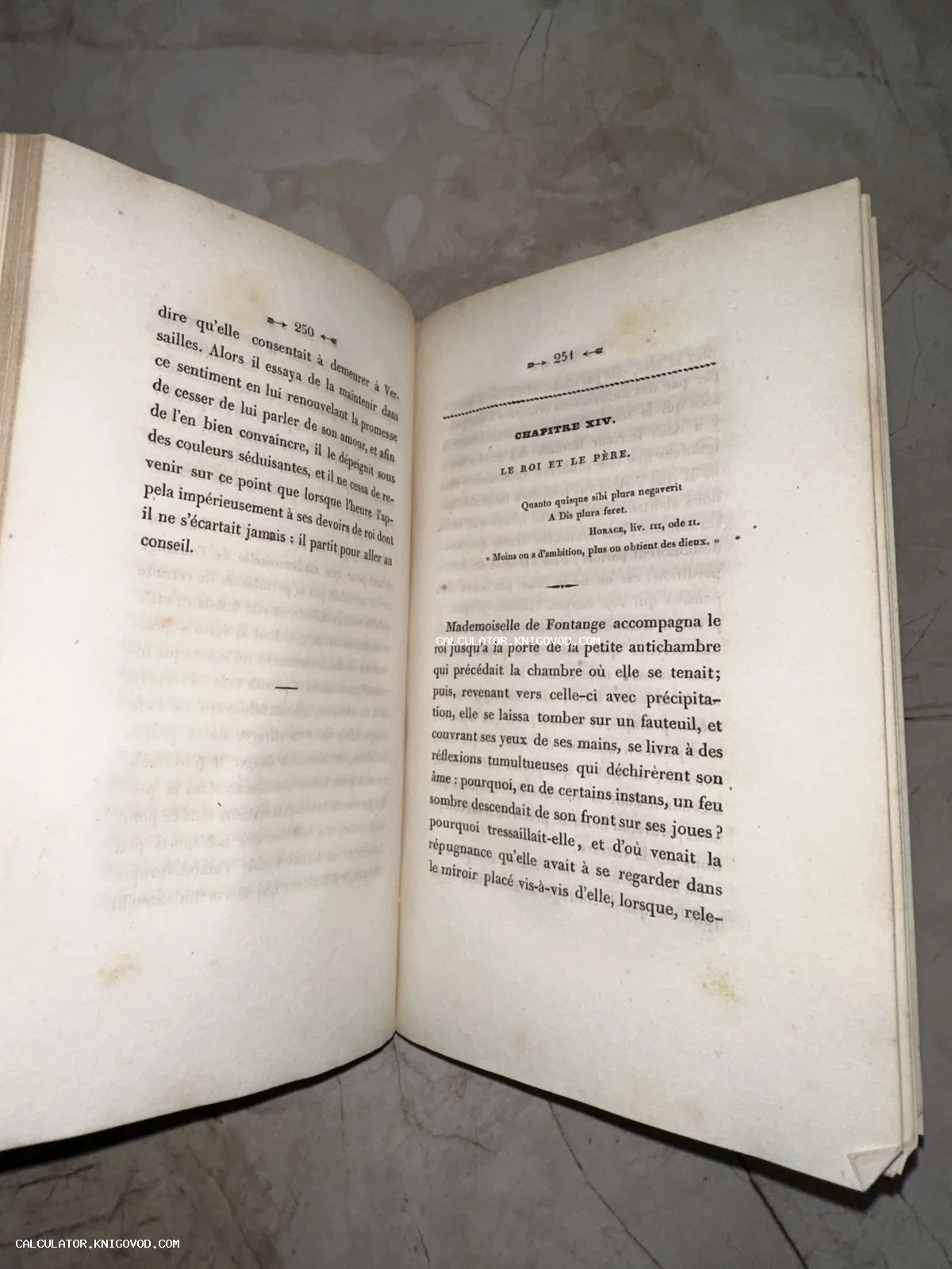 Разворот старинной книги на французском языке, открытый на главе XIV под названием LE ROI ET LE PERE.