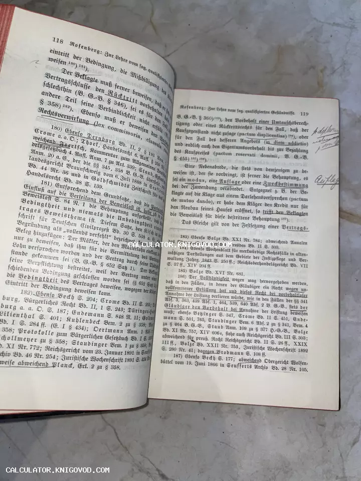 Разворот антикварной книги на немецком языке с текстом, напечатанным фрактурой, и рукописными пометками на полях.