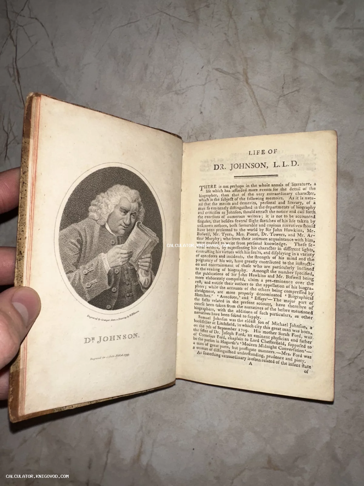 Разворот старинной книги с гравированным портретом Самуэля Джонсона и текстом биографии.