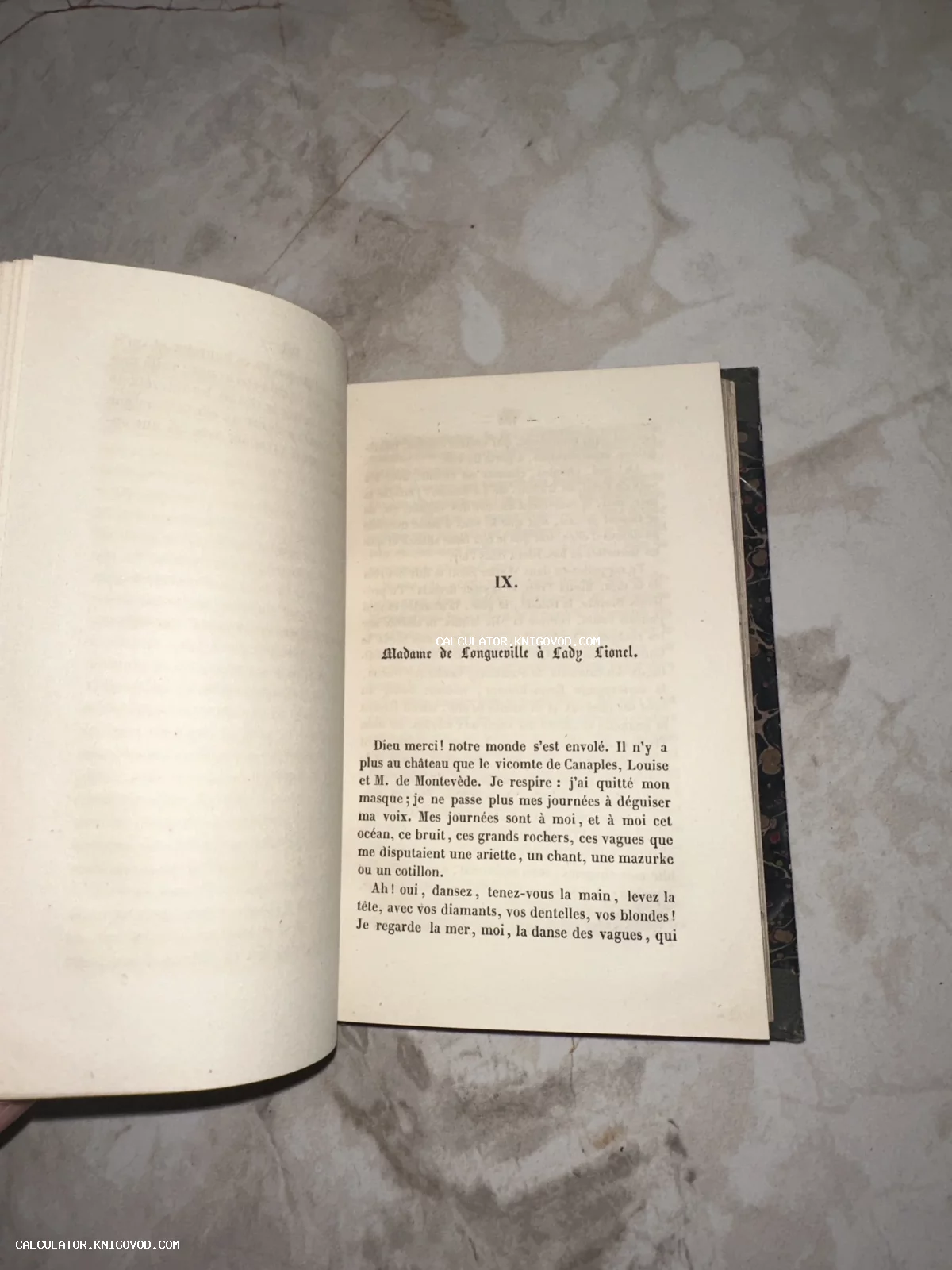 Разворот старинной книги на французском языке с текстом девятой главы, письмо мадам де Лонгвиль.