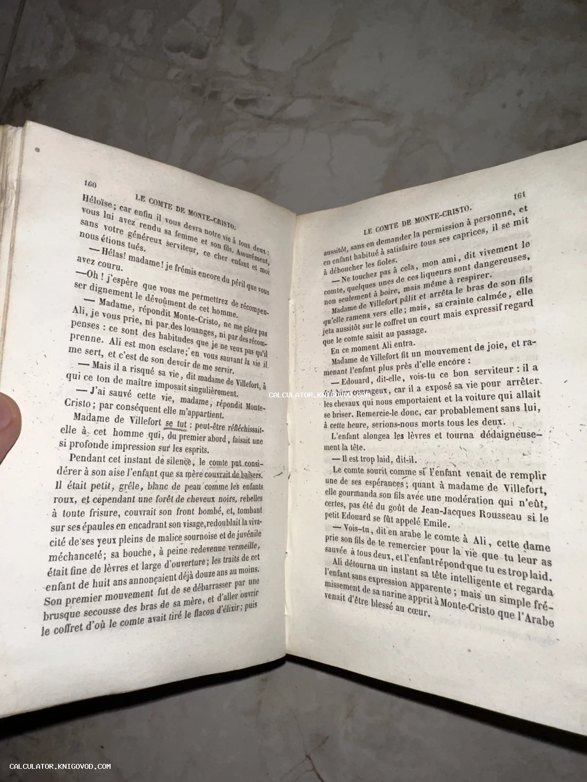Разворот старинной книги Александра Дюма «Граф Монте-Кристо» на французском языке, страницы 160 и 161.