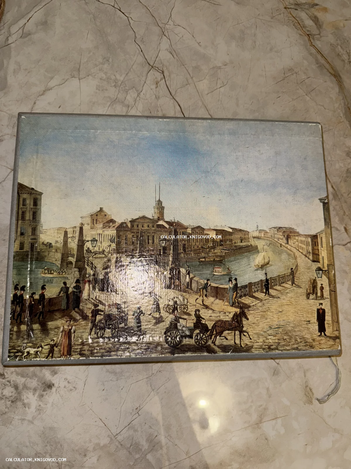 Старинная гравюра с изображением оживленной набережной, канала с лодками, людей в костюмах XIX века и конных экипажей.