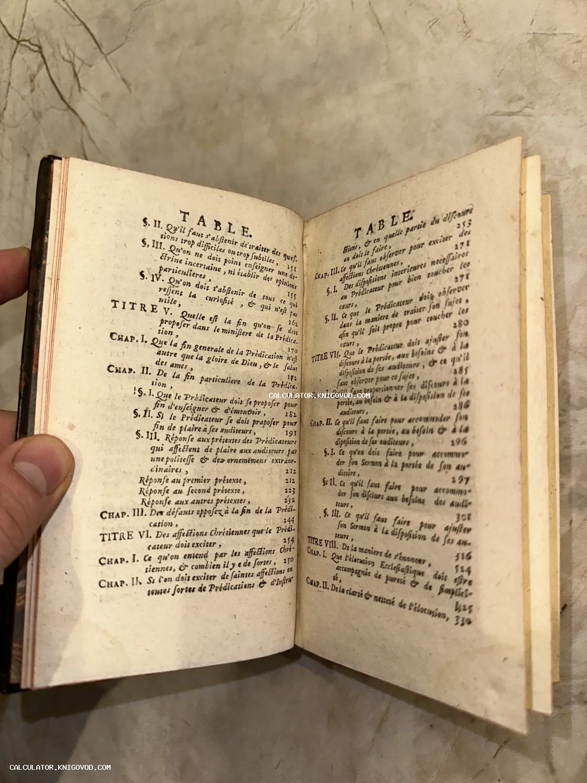 Разворот старинной книги на французском языке с оглавлением, напечатанным классическим шрифтом на пожелтевшей бумаге.