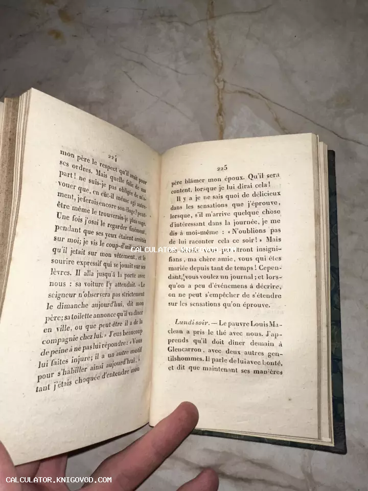 Разворот старинной книги на французском языке с пожелтевшими страницами и антикварным шрифтом.