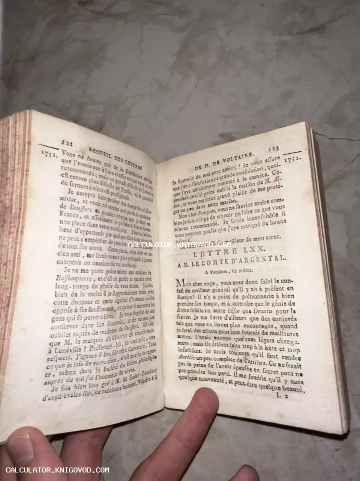 Разворот старинной книги на французском языке с текстом писем Вольтера, датированный 1751 годом.