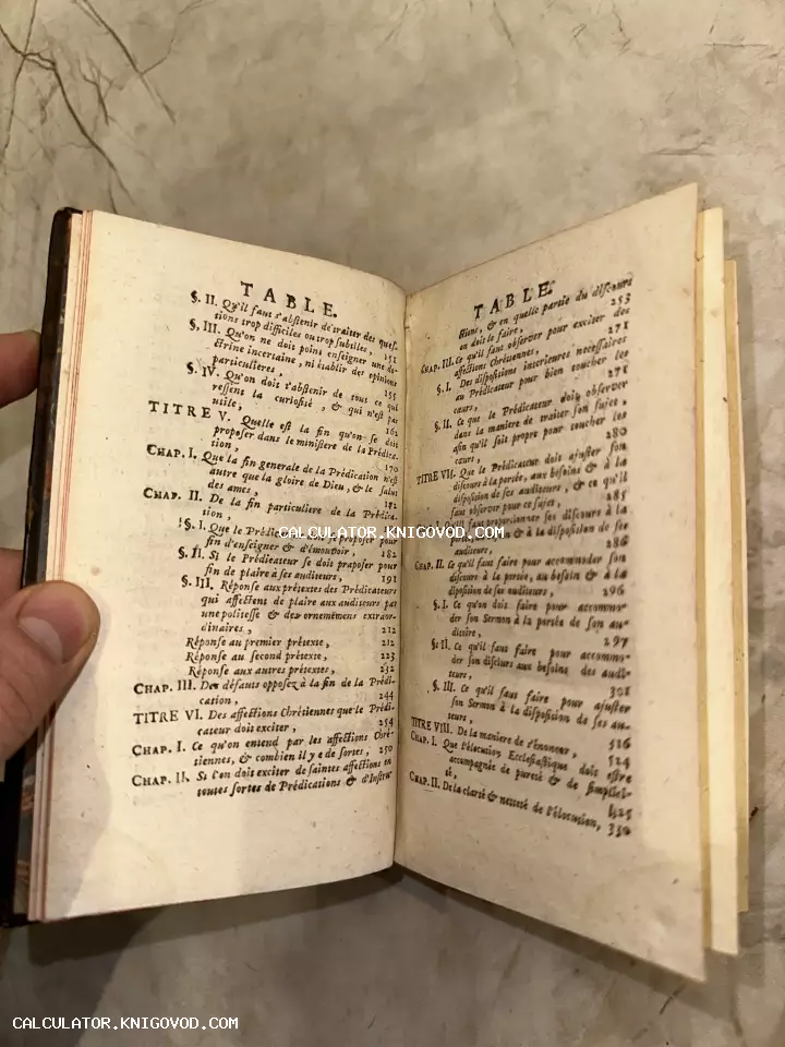 Разворот старинной книги на французском языке с оглавлением, напечатанным классическим шрифтом на пожелтевшей бумаге.