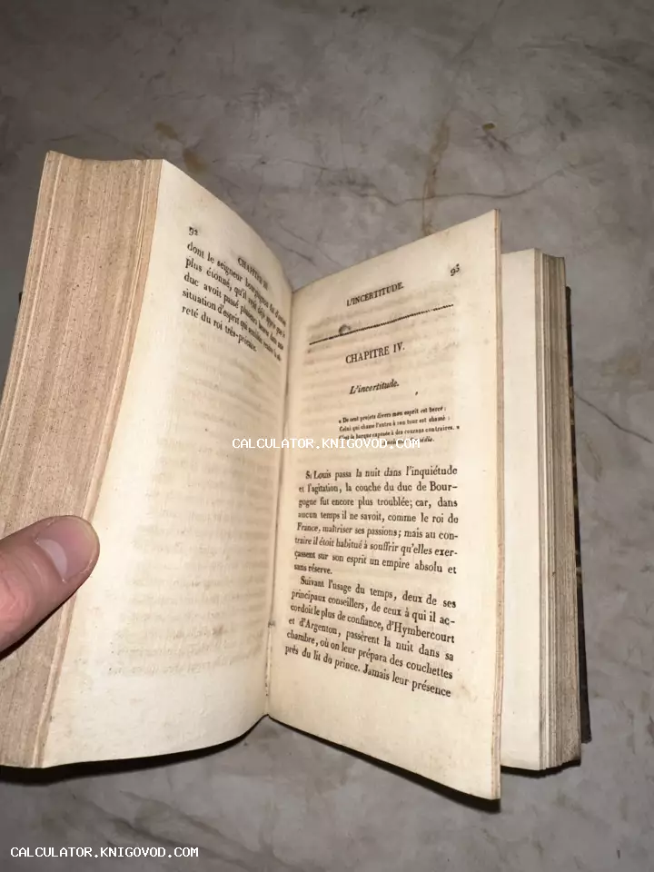 Разворот антикварной книги на французском языке с пожелтевшими от времени страницами и классическим шрифтом.